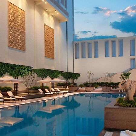 Jaipur Marriott Hotel Kültér fotó The pool at the Taj Mahal Palace