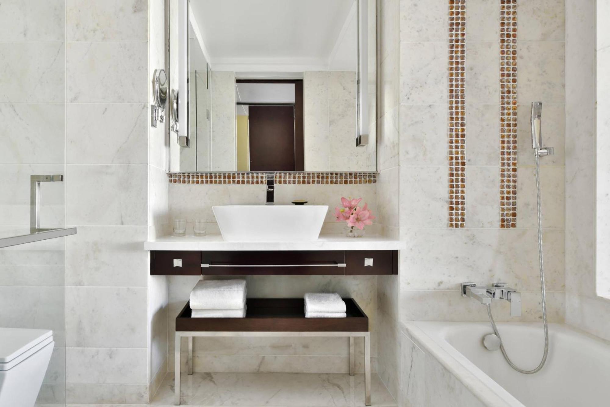 Jaipur Marriott Hotel Kültér fotó Bathroom
