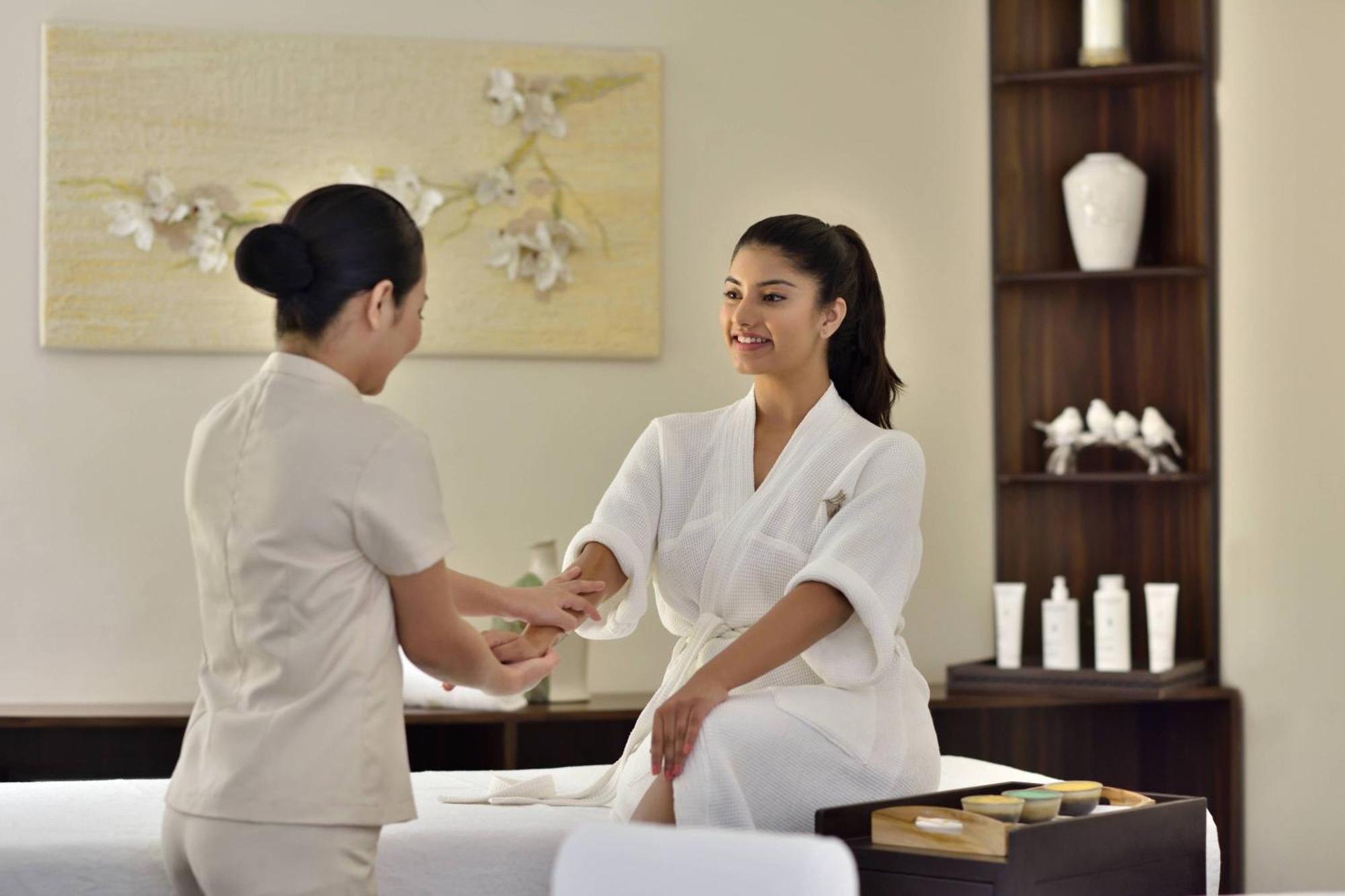 Jaipur Marriott Hotel Kültér fotó A spa treatment