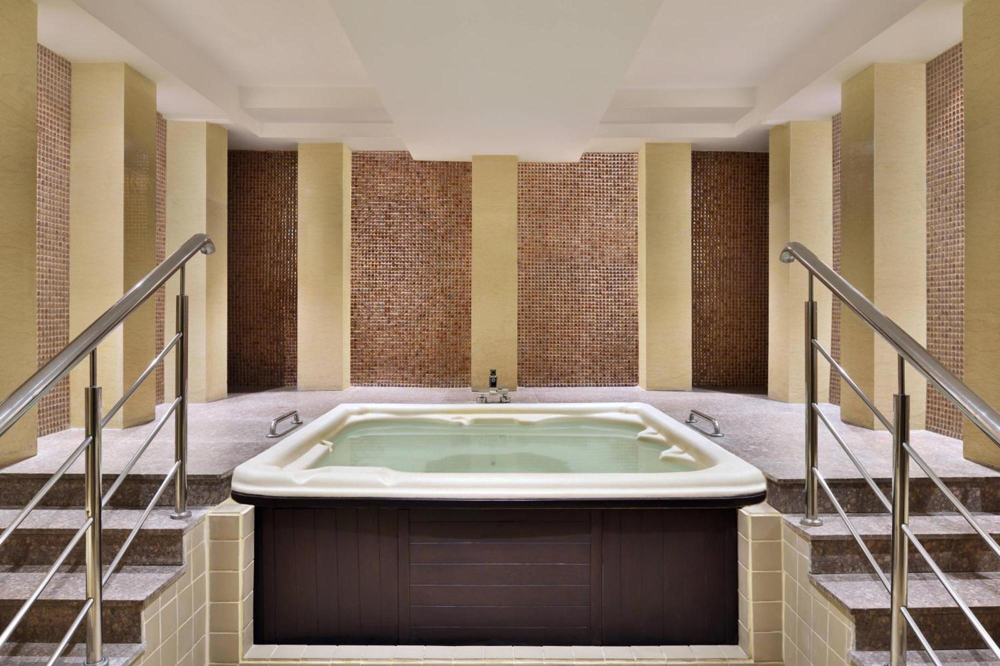 Jaipur Marriott Hotel Kültér fotó A whirlpool bath