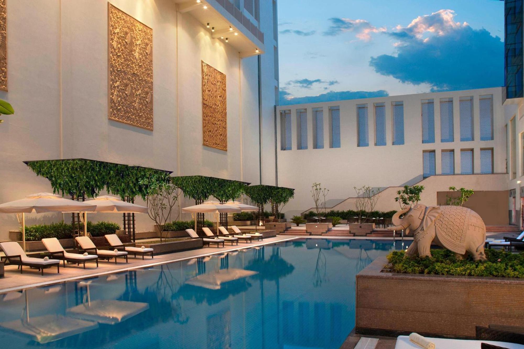 Jaipur Marriott Hotel Kültér fotó The pool at the Taj Mahal Palace