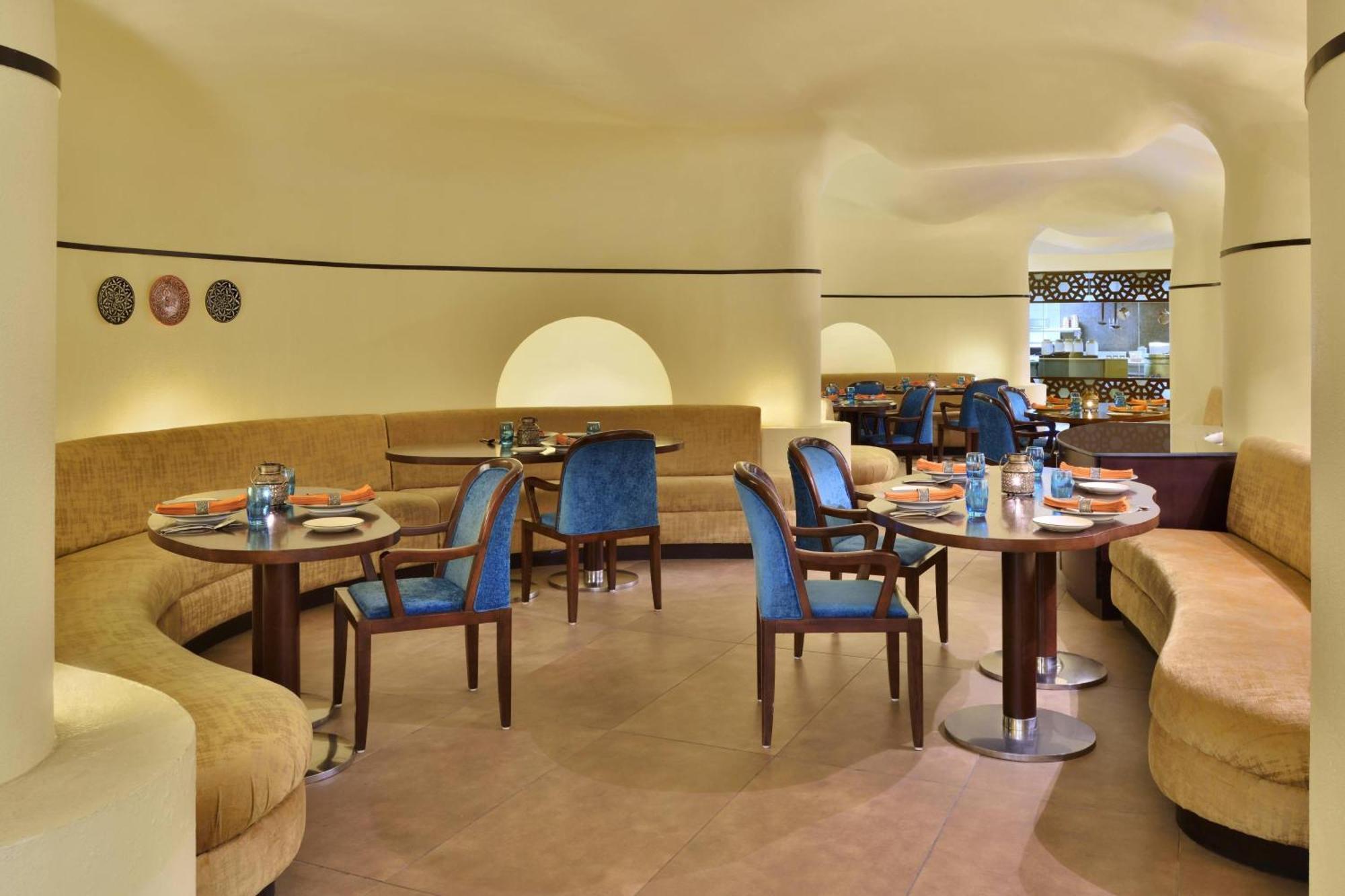 Jaipur Marriott Hotel Kültér fotó The restaurant