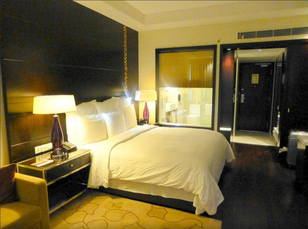 Jaipur Marriott Hotel Kültér fotó A room at the Taj Mahal Palace