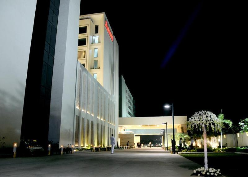 Jaipur Marriott Hotel Kültér fotó The hotel at night