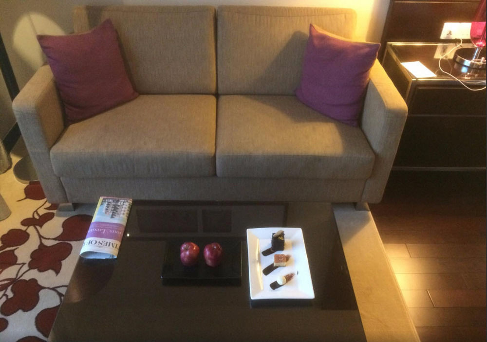 Jaipur Marriott Hotel Kültér fotó A sofa in a hotel room