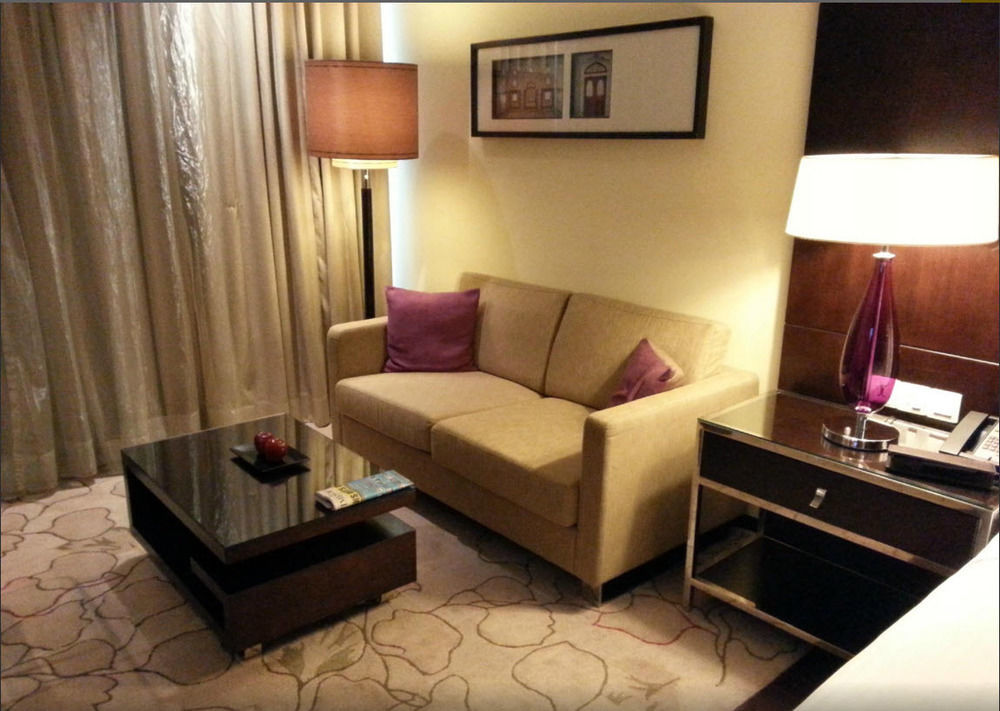 Jaipur Marriott Hotel Kültér fotó A sofa in a hotel room