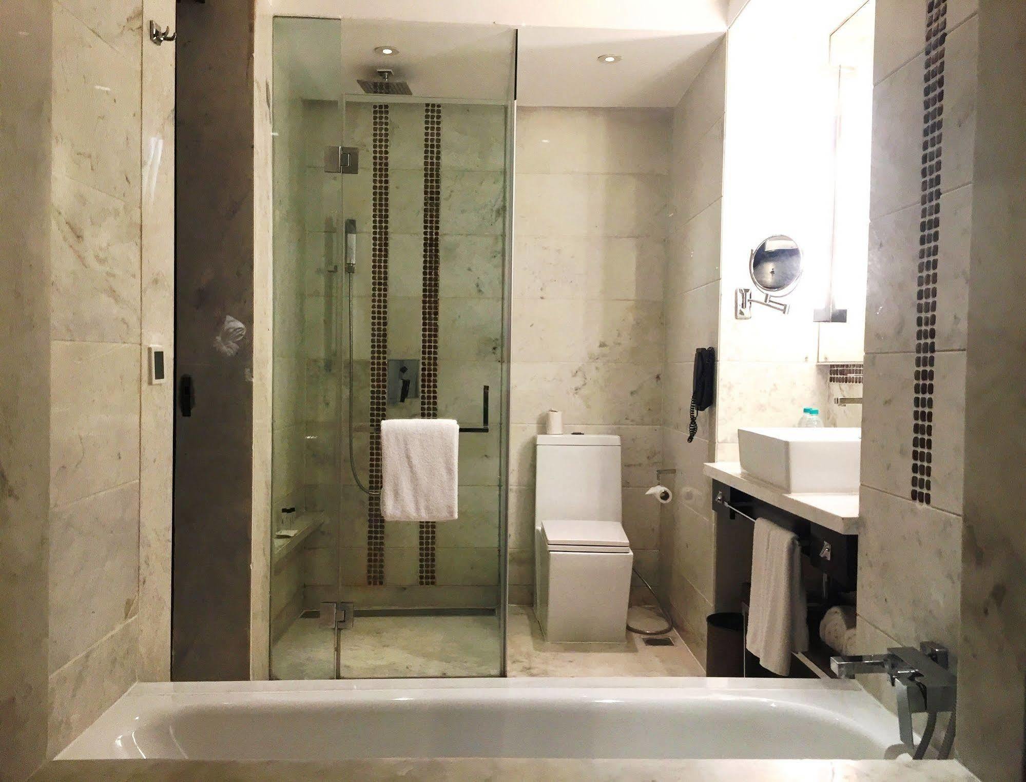 Jaipur Marriott Hotel Kültér fotó A bathroom with a shower enclosure and a bathtub