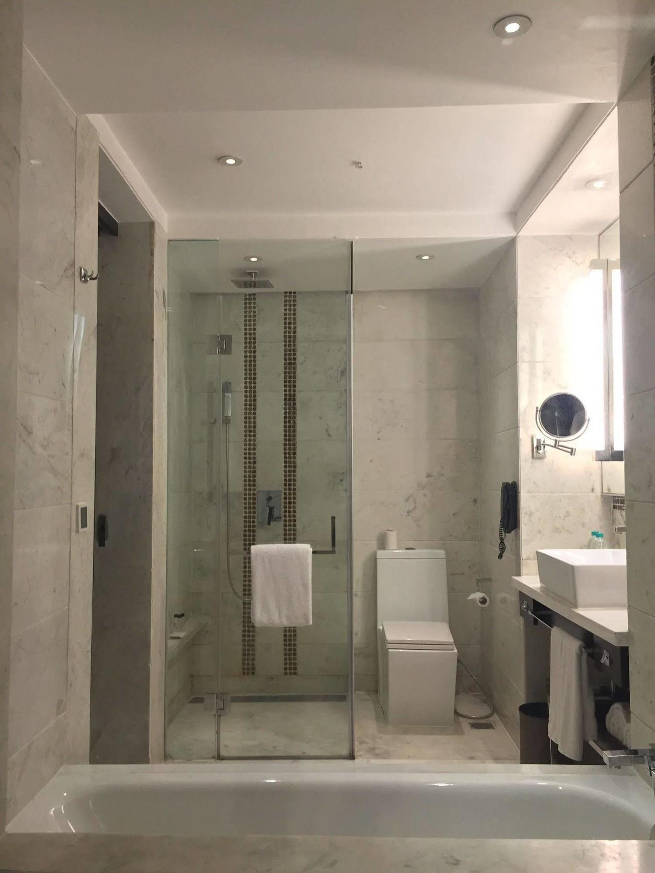 Jaipur Marriott Hotel Kültér fotó Bathroom of a hotel room
