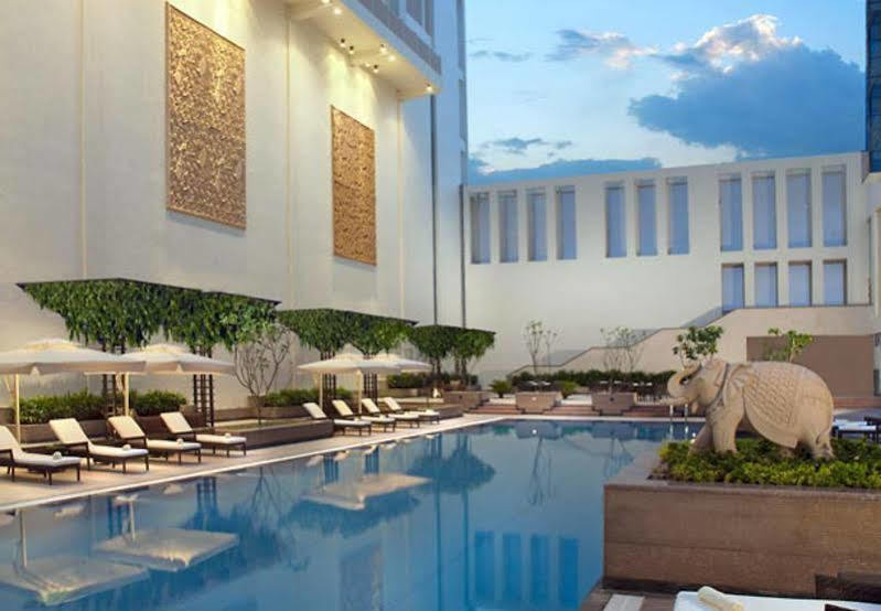 Jaipur Marriott Hotel Kültér fotó The pool at the Taj Bengal